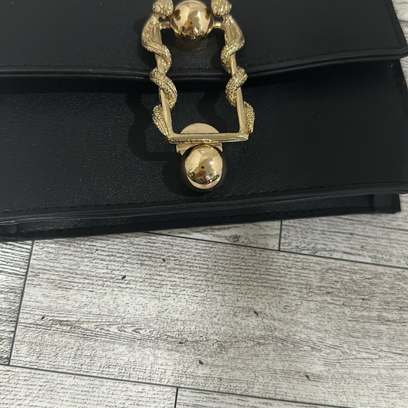 Black vegan gold snake hardware belt bag - Picture 5 of 6